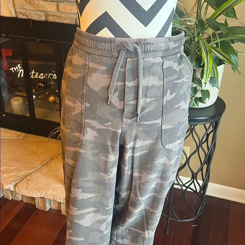 Athleta Farallon Jogger in light olive Camo - Picture 3 of 9